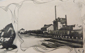 Bačinova továrna, vlevo budova železniční stanice Pohřebačka